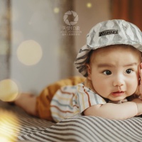  穿条纹衬衫的男孩_宝宝照