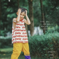 Walking in the rain_儿童街拍