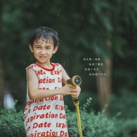 Walking in the rain_儿童街拍